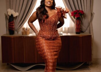 Say Gyamfis wife in a brown kente style