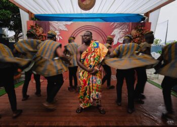 13 Ghanaian Groom and Groomsmen Poses That Screams Brotherhood in Fugu