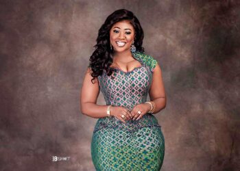 Roselyn Felli in beautiful kente outfit