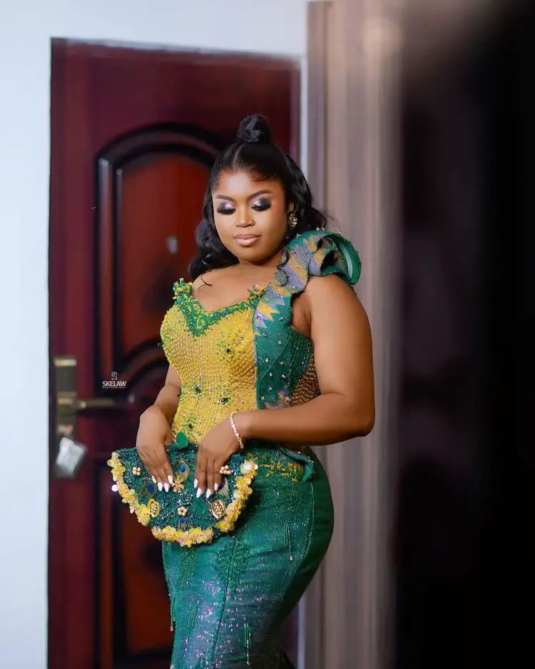 BRIDE HOLDING A GREEN FAN