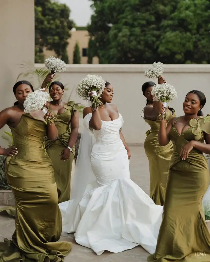 BRIDESMAID AND BRIDE PHOTOS