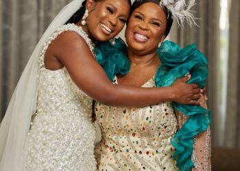 Bella Mundi and her mum