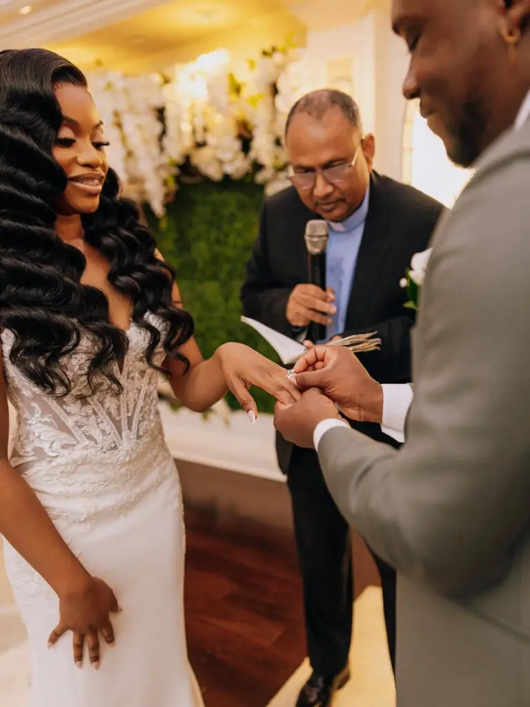 COUPLES EXCHANGING RINGS